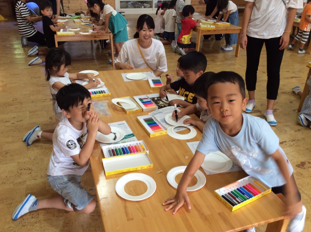 フリスビー作り 京都市山科区にある清水台幼稚園です フリスビー作り 京都市山科区にある清水台幼稚園です